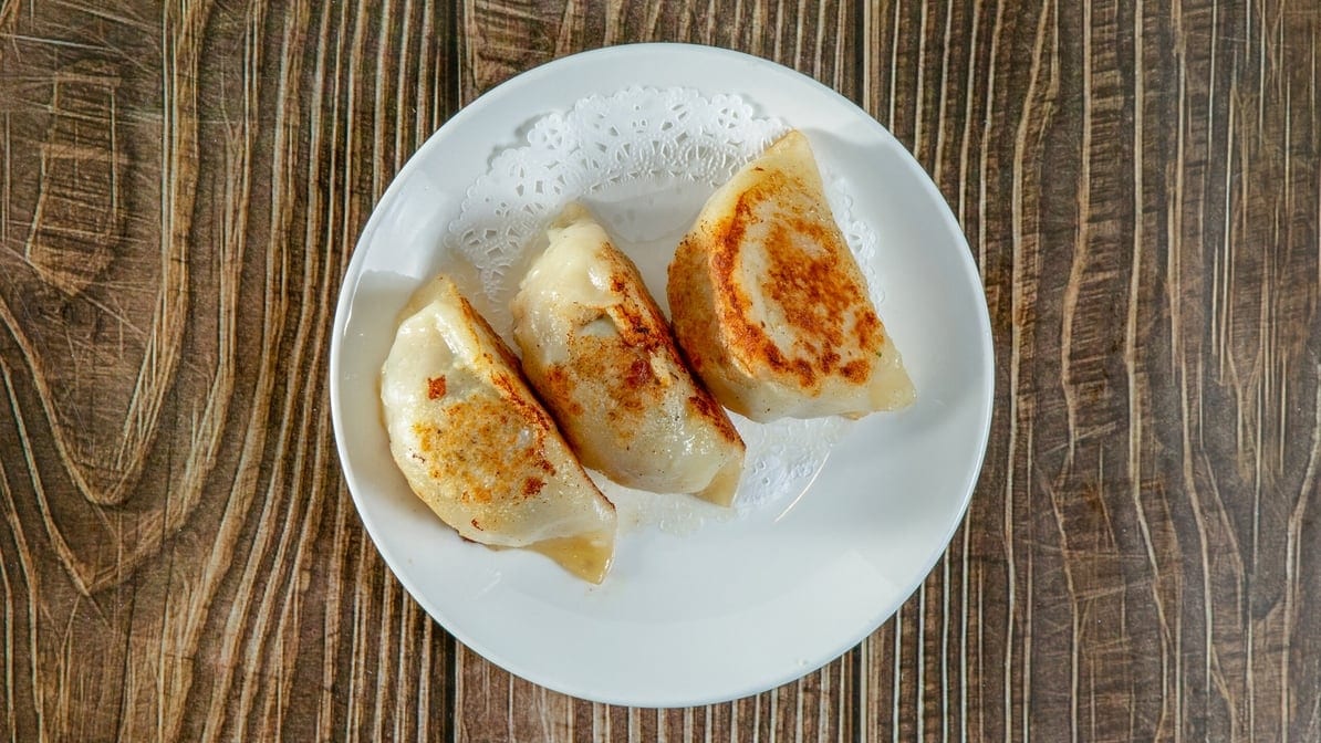 Pan - Fried Potstickers / 韮菜鍋貼.