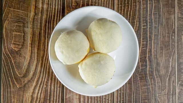 Creamy Egg Yolk Bun / 金沙肥豬仔 (流沙包).